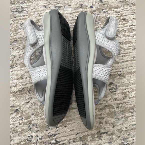 Unavailable Sandals Size 9
Gray planters fasciitis supportive - Picture 11 of 12